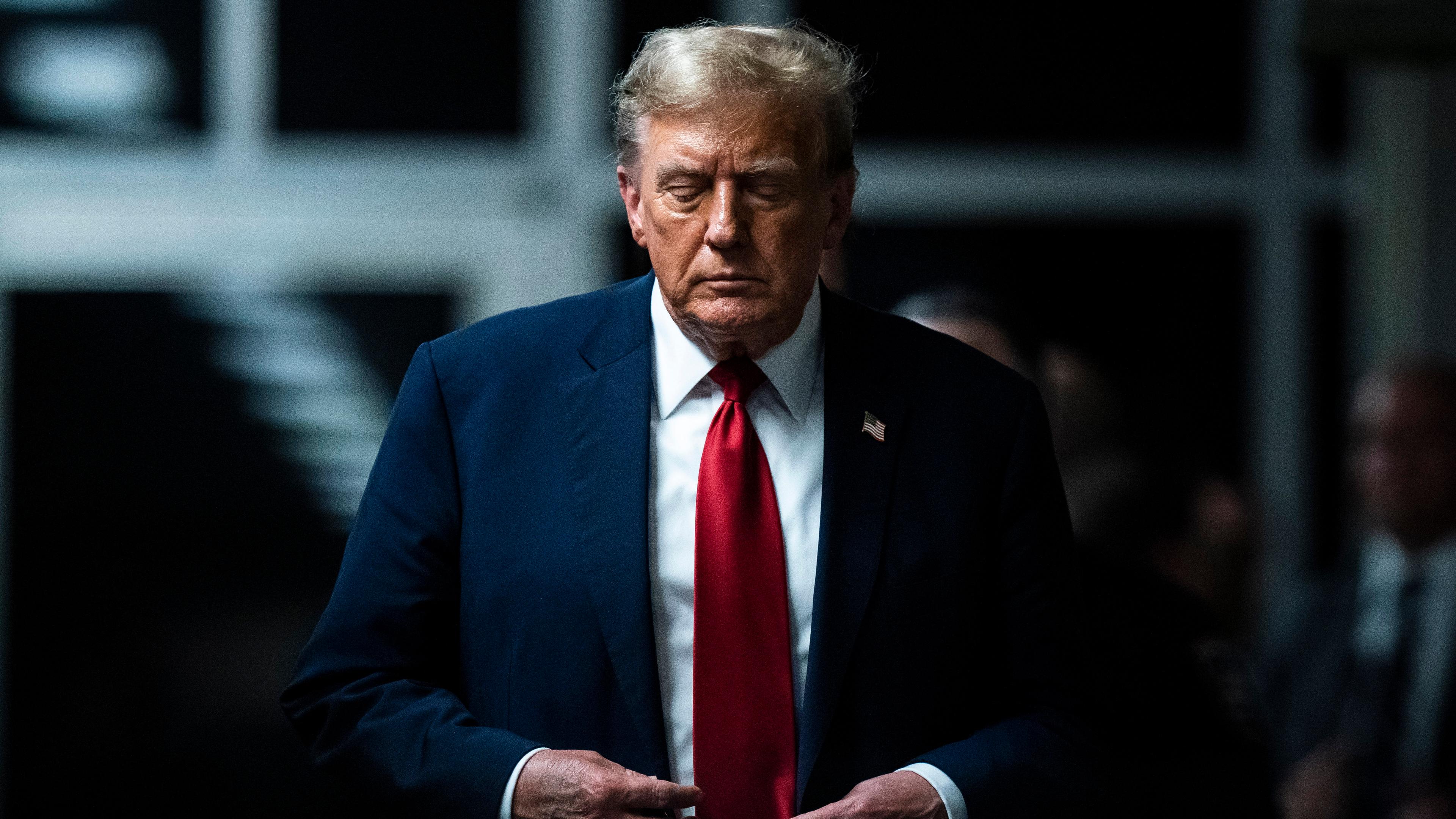 Der ehemalige US-Präsident Donald Trump verlässt den Gerichtssaal nach dem ersten Tag seines Prozesses am Strafgericht in Manhattan. 