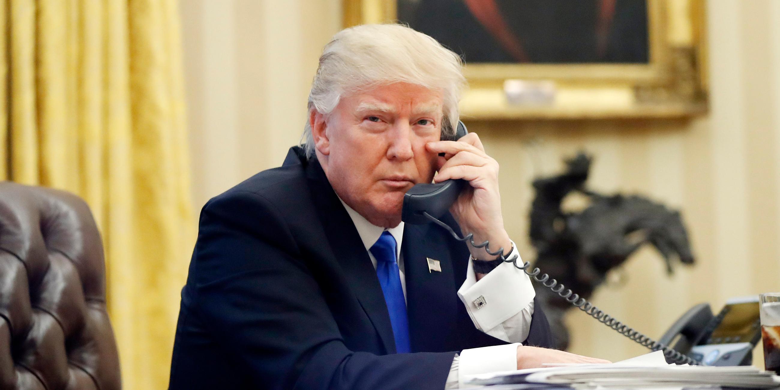 Donald Trump telefoniert im Oval Office