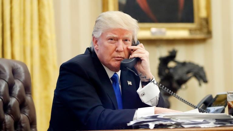 Donald Trump telefoniert im Oval Office