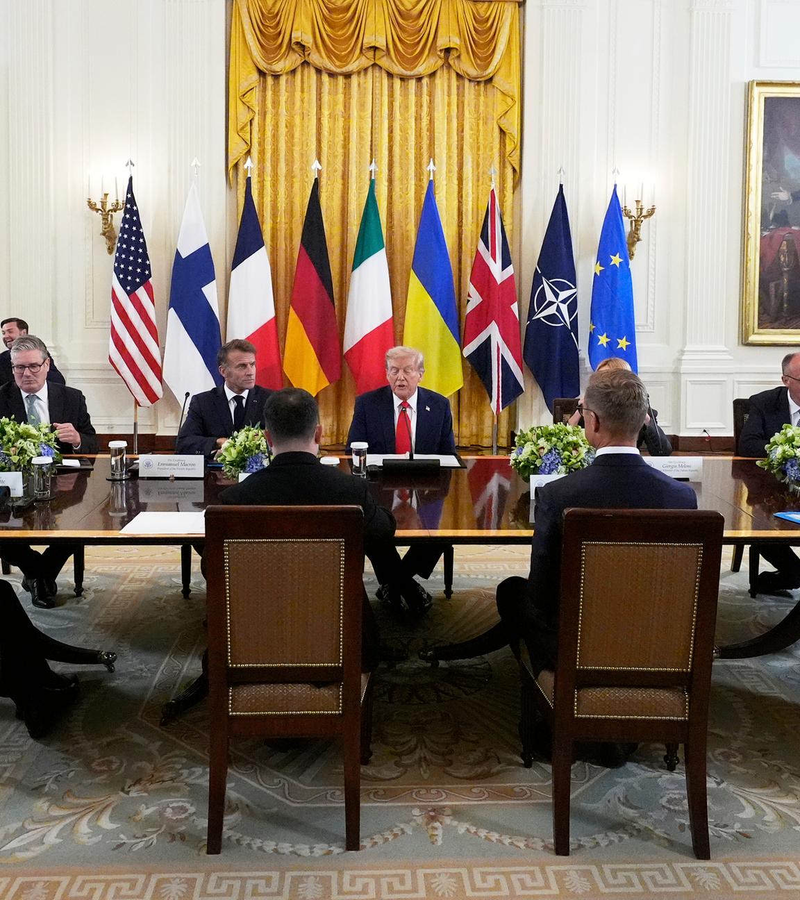 Präsident Donald Trump (sitzend in der Mitte) spricht während eines Treffens mit dem britischen Premierminister Keir Starmer (sitzend von links), dem französischen Präsidenten Emmanuel Macron und dem deutschen Bundeskanzler Friedrich Merz im East Room des Weißen Hauses