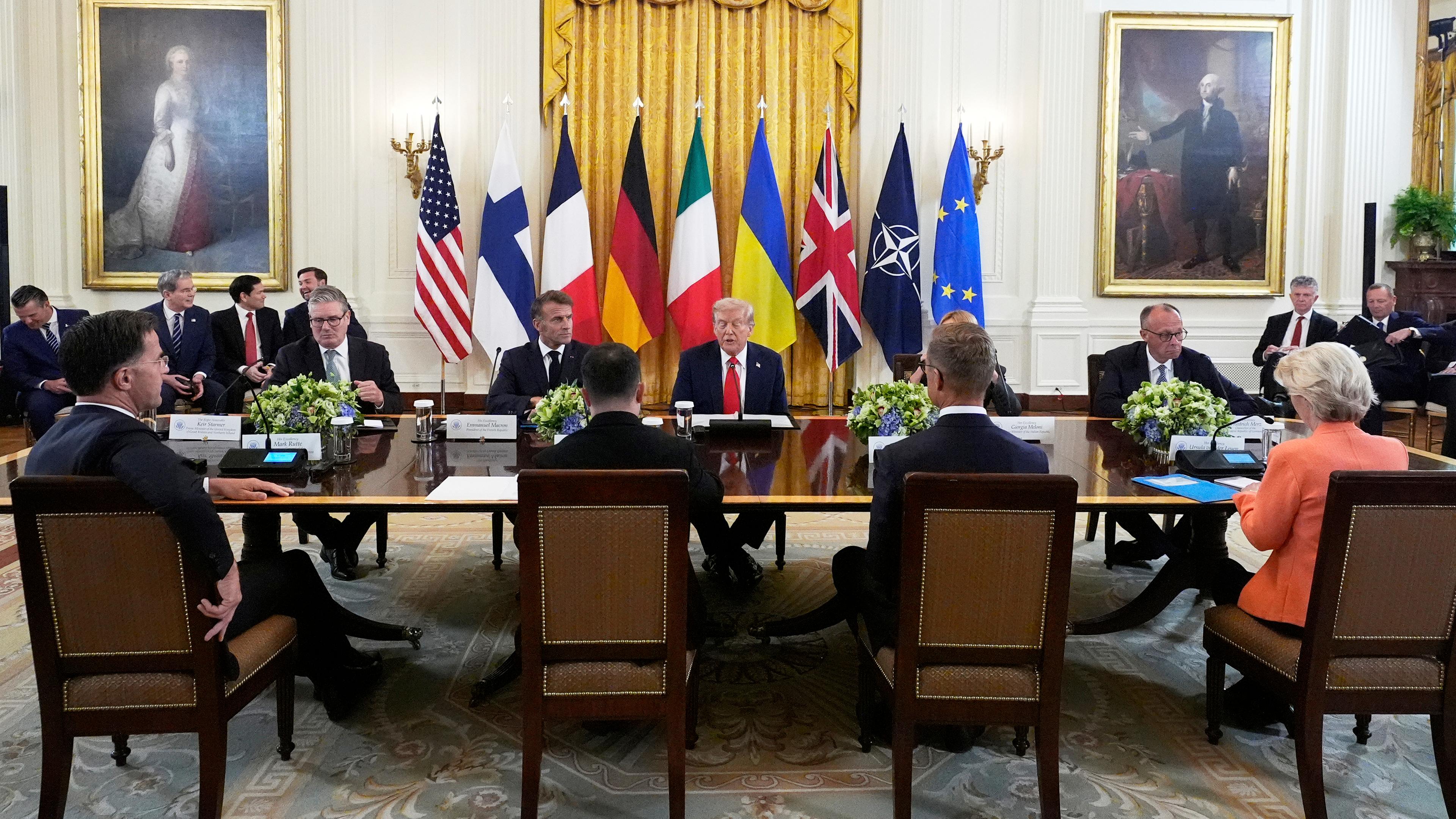 Präsident Donald Trump (sitzend in der Mitte) spricht während eines Treffens mit dem britischen Premierminister Keir Starmer (sitzend von links), dem französischen Präsidenten Emmanuel Macron und dem deutschen Bundeskanzler Friedrich Merz im East Room des Weißen Hauses