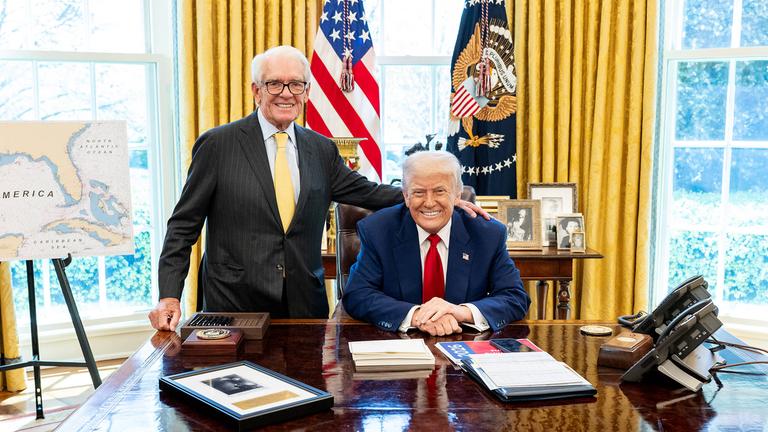 Donald Trump und Charles Schwab, aufgenommen am 09.04.2025