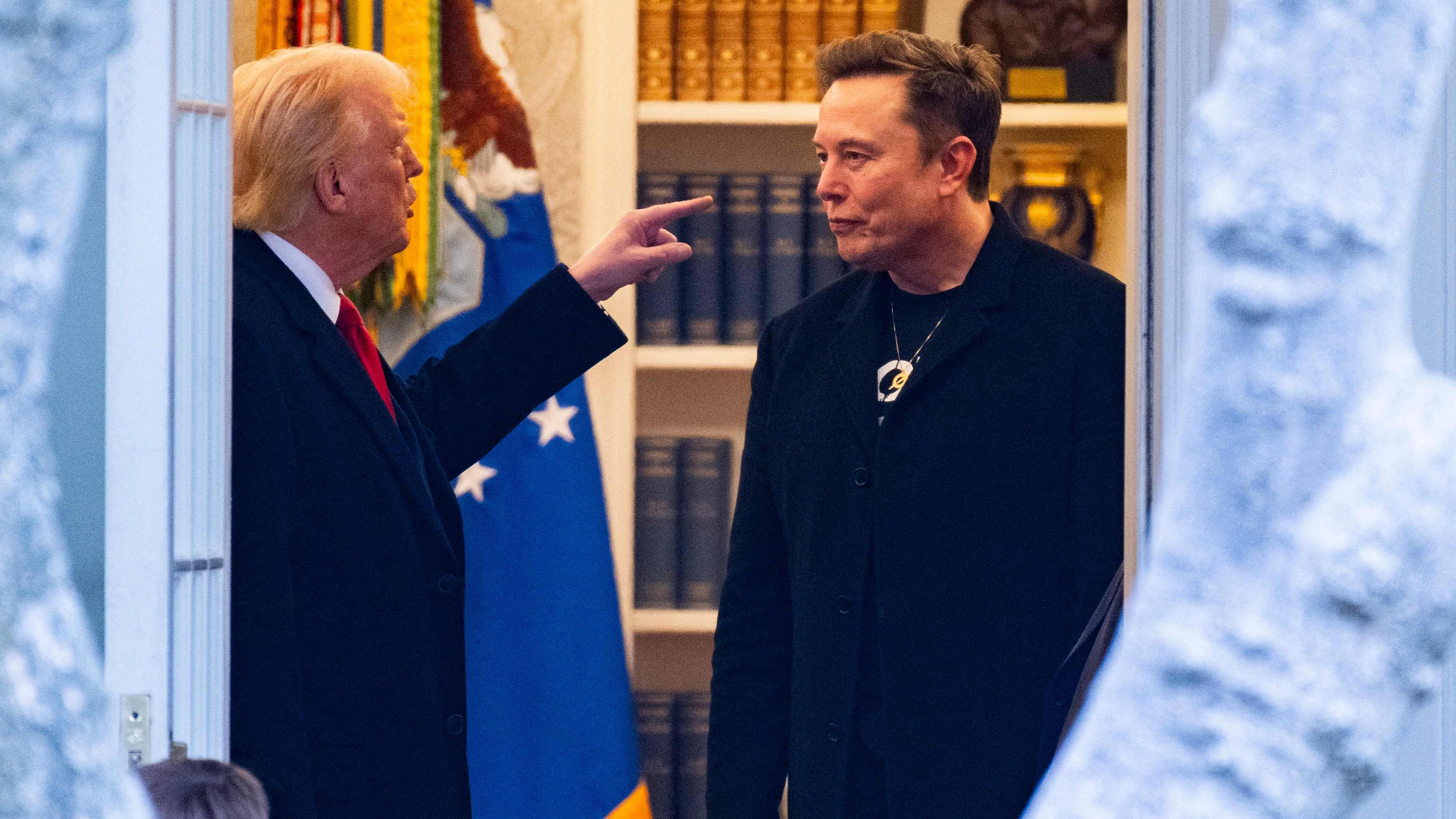 Archiv: US-Präsident Donald Trump und Elon Musk (rechts) unterhalten sich, bevor er am 14. März 2025 das Weiße Haus verlässt, um zu seinem Haus in Mar-a-Lago in Südflorida aufzubrechen.