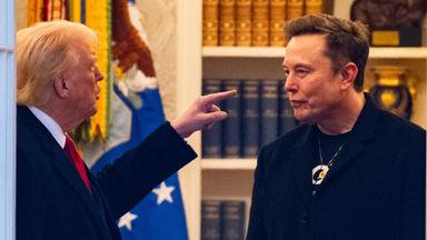 Archiv: US-Präsident Donald Trump und Elon Musk (rechts) unterhalten sich, bevor er am 14. März 2025 das Weiße Haus verlässt, um zu seinem Haus in Mar-a-Lago in Südflorida aufzubrechen.