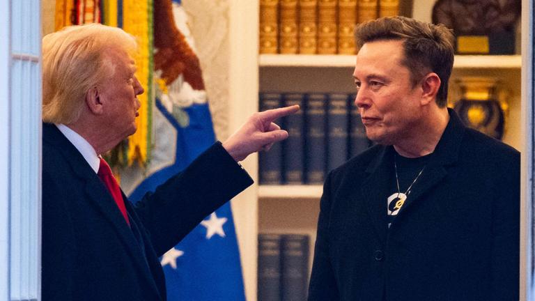 Archiv: US-Präsident Donald Trump und Elon Musk (rechts) unterhalten sich, bevor er am 14. März 2025 das Weiße Haus verlässt, um zu seinem Haus in Mar-a-Lago in Südflorida aufzubrechen.