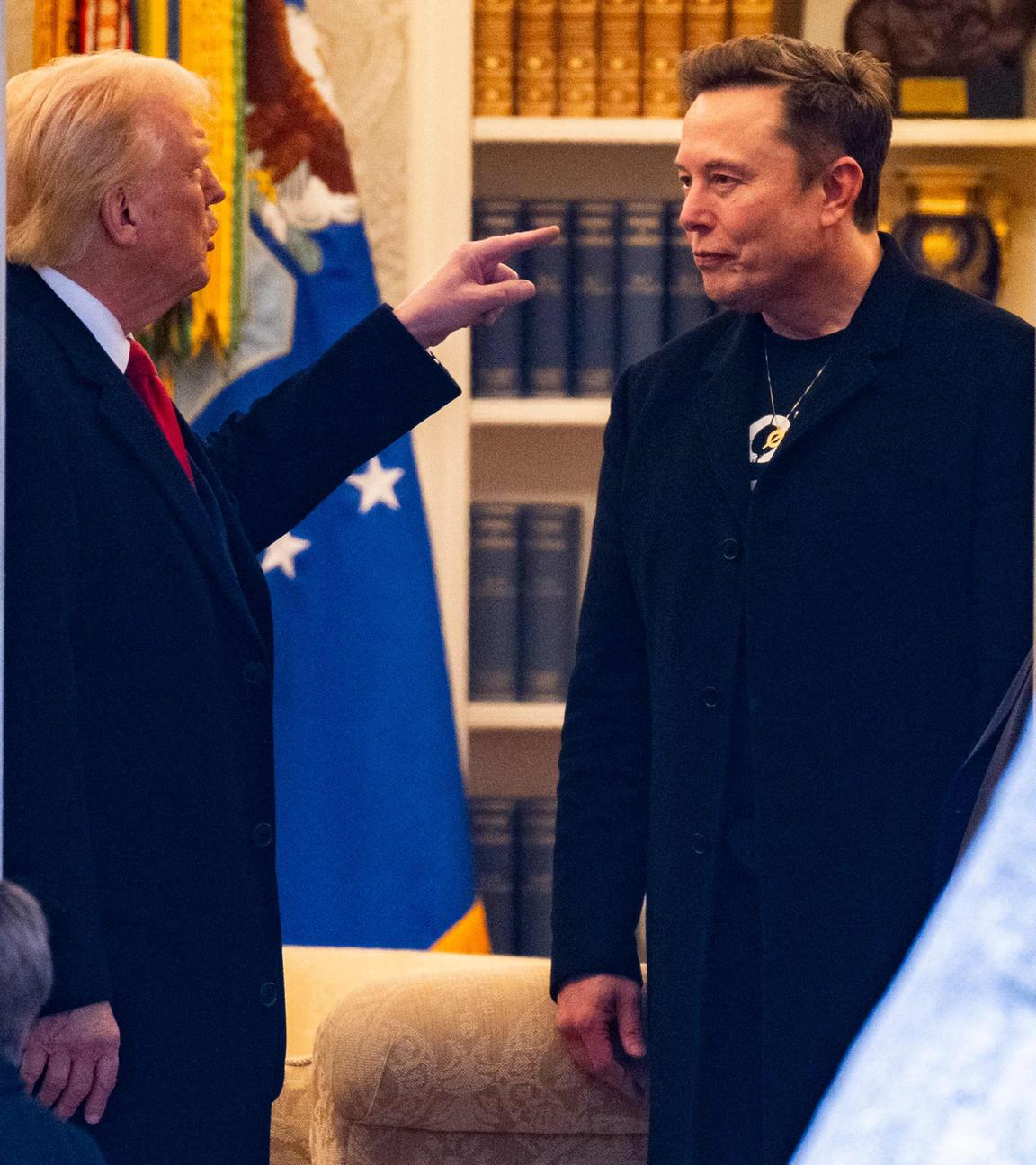 Archiv: US-Präsident Donald Trump und Elon Musk (rechts) unterhalten sich, bevor er am 14. März 2025 das Weiße Haus verlässt, um zu seinem Haus in Mar-a-Lago in Südflorida aufzubrechen.