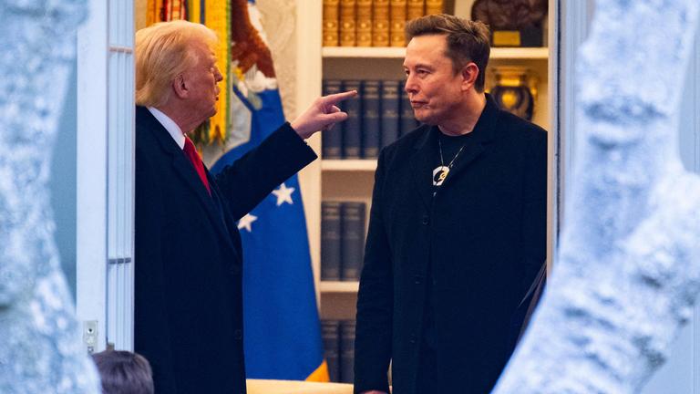 Archiv: US-Präsident Donald Trump und Elon Musk (rechts) unterhalten sich, bevor er am 14. März 2025 das Weiße Haus verlässt, um zu seinem Haus in Mar-a-Lago in Südflorida aufzubrechen.