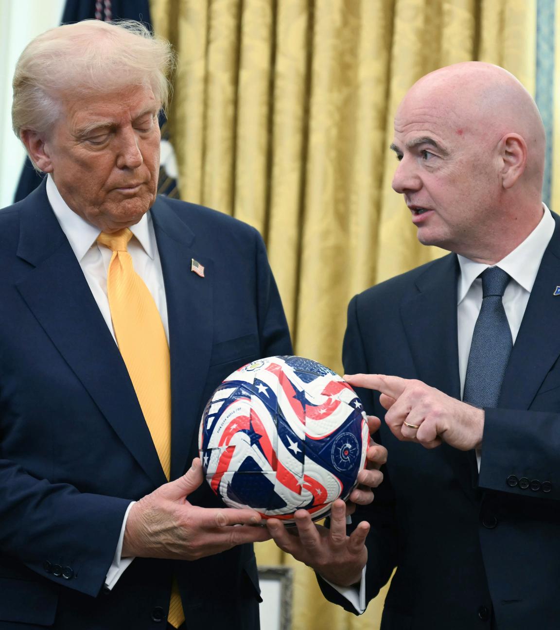 FIFA-Präsident Gianni Infantino (rechts) überreicht Präsident Donald Trump am 07.03.2025 im Oval Office des Weißen Hauses in Washington den neuen offiziellen Ball der FIFA Klub-Weltmeisterschaft.