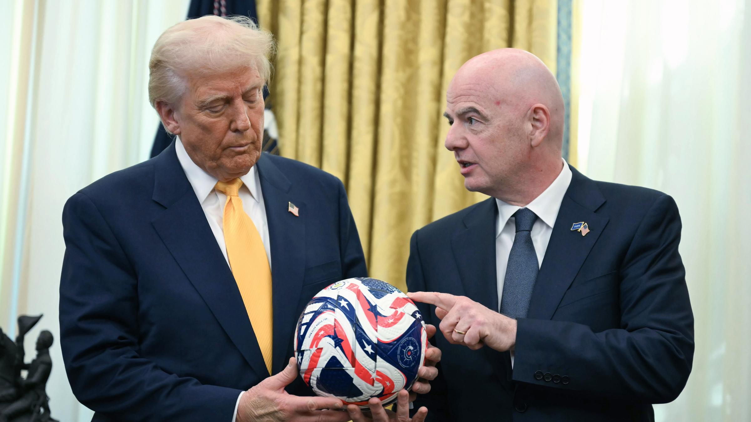 FIFA-Präsident Gianni Infantino (rechts) überreicht Präsident Donald Trump am 07.03.2025 im Oval Office des Weißen Hauses in Washington den neuen offiziellen Ball der FIFA Klub-Weltmeisterschaft.
