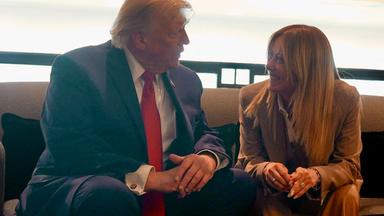 Auf diesem vom Pressebüro des Palazzo Chigi am 17.06.2026 veröffentlichten Foto spricht US-Präsident Donald Trump während des G7-Gipfels im französischen Evian mit der italienischen Ministerpräsidentin Giorgia Meloni. 