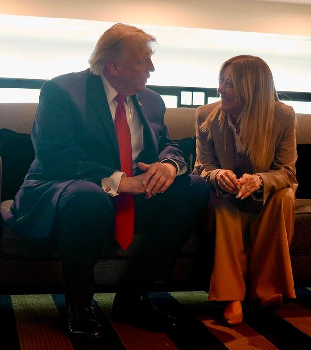 Auf diesem vom Pressebüro des Palazzo Chigi am 17.06.2026 veröffentlichten Foto spricht US-Präsident Donald Trump während des G7-Gipfels im französischen Evian mit der italienischen Ministerpräsidentin Giorgia Meloni. 