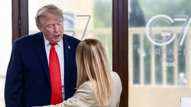 US-Präsident Donald Trump unterhält sich am 16.06.2026 in Evian im Osten Frankreichs während eines Arbeitsessens im Rahmen des G7-Gipfels mit der italienischen Ministerpräsidentin Giorgia Meloni. 