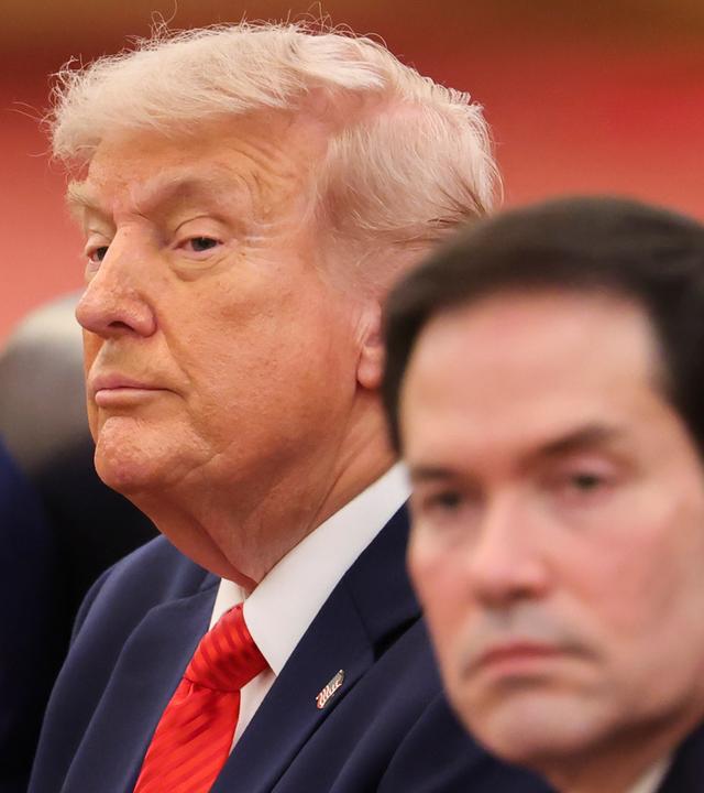 US-Präsident Donald Trump (links) und US-Außenminister Marco Rubio sitzend, am 14.05.2026 in der Großen Halle des Volkes in Peking, China, während eines bilateralen Treffen mit dem chinesischen Präsidenten Xi Jinping (nicht im Bild). 