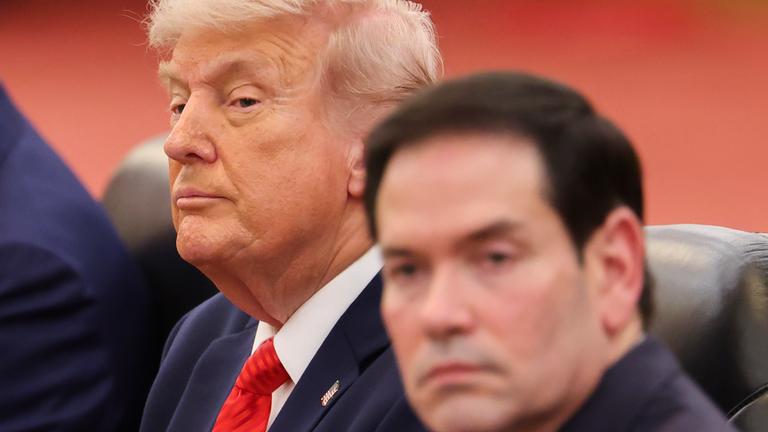 US-Präsident Donald Trump (links) und US-Außenminister Marco Rubio sitzend, am 14.05.2026 in der Großen Halle des Volkes in Peking, China, während eines bilateralen Treffen mit dem chinesischen Präsidenten Xi Jinping (nicht im Bild). 