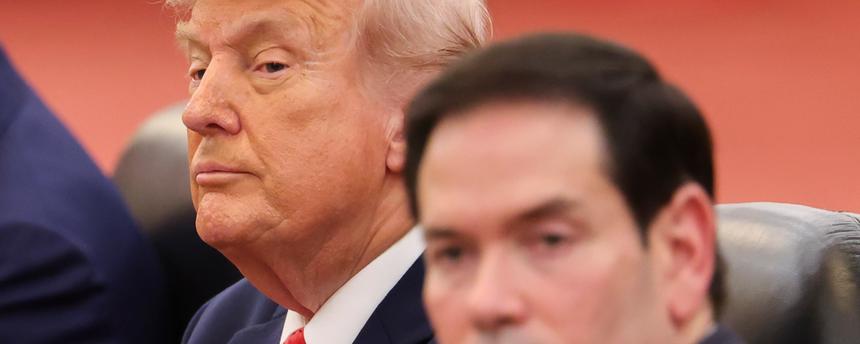 US-Präsident Donald Trump (links) und US-Außenminister Marco Rubio sitzend, am 14.05.2026 in der Großen Halle des Volkes in Peking, China, während eines bilateralen Treffen mit dem chinesischen Präsidenten Xi Jinping (nicht im Bild). 
