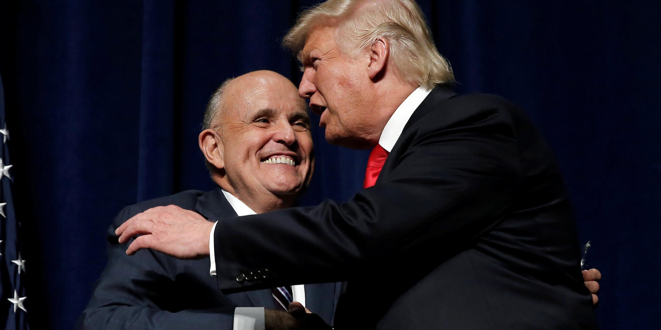 Archiv: Der republikanische Präsidentschaftskandidat Donald Trump umarmt den ehemaligen New Yorker Bürgermeister Rudolf Giuliani bei einer Wahlkampfveranstaltung in Greenville, North Carolina, USA, 6. September 2016. 