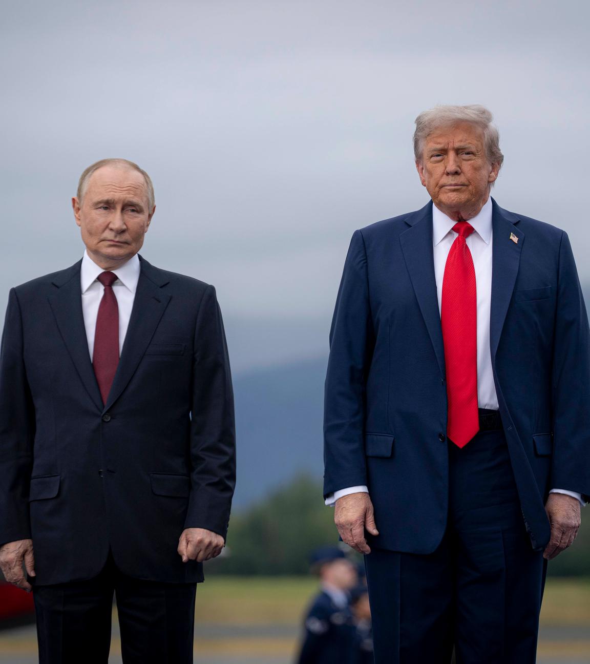 US-Präsident Donald Trump (rechts) steht neben dem russischen Präsidenten Wladimir Putin (links) während der Begrüßungszeremonie auf der Joint Base Elmendorf Richardson am 15. August in Anchorage, Alaska.