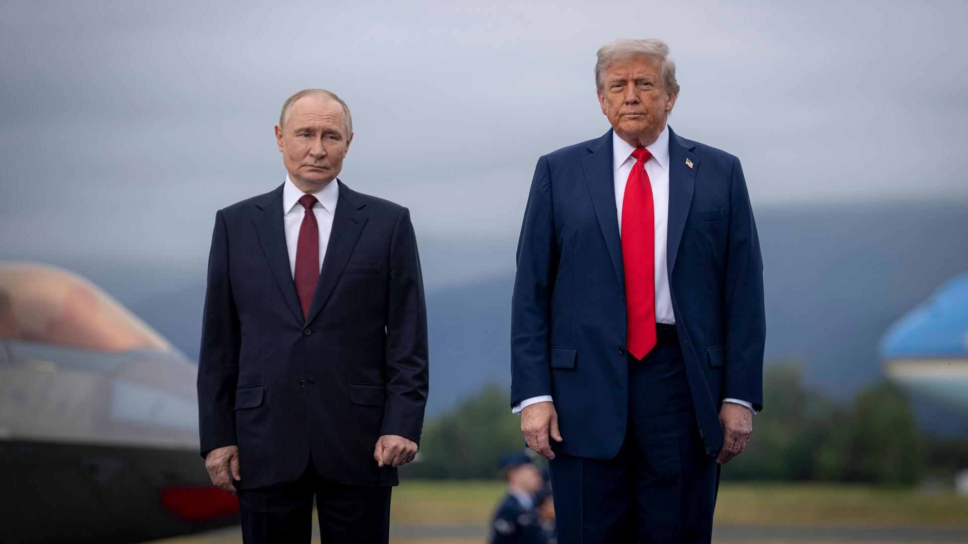 US-Präsident Donald Trump (rechts) steht neben dem russischen Präsidenten Wladimir Putin (links) während der Begrüßungszeremonie auf der Joint Base Elmendorf Richardson am 15. August in Anchorage, Alaska.