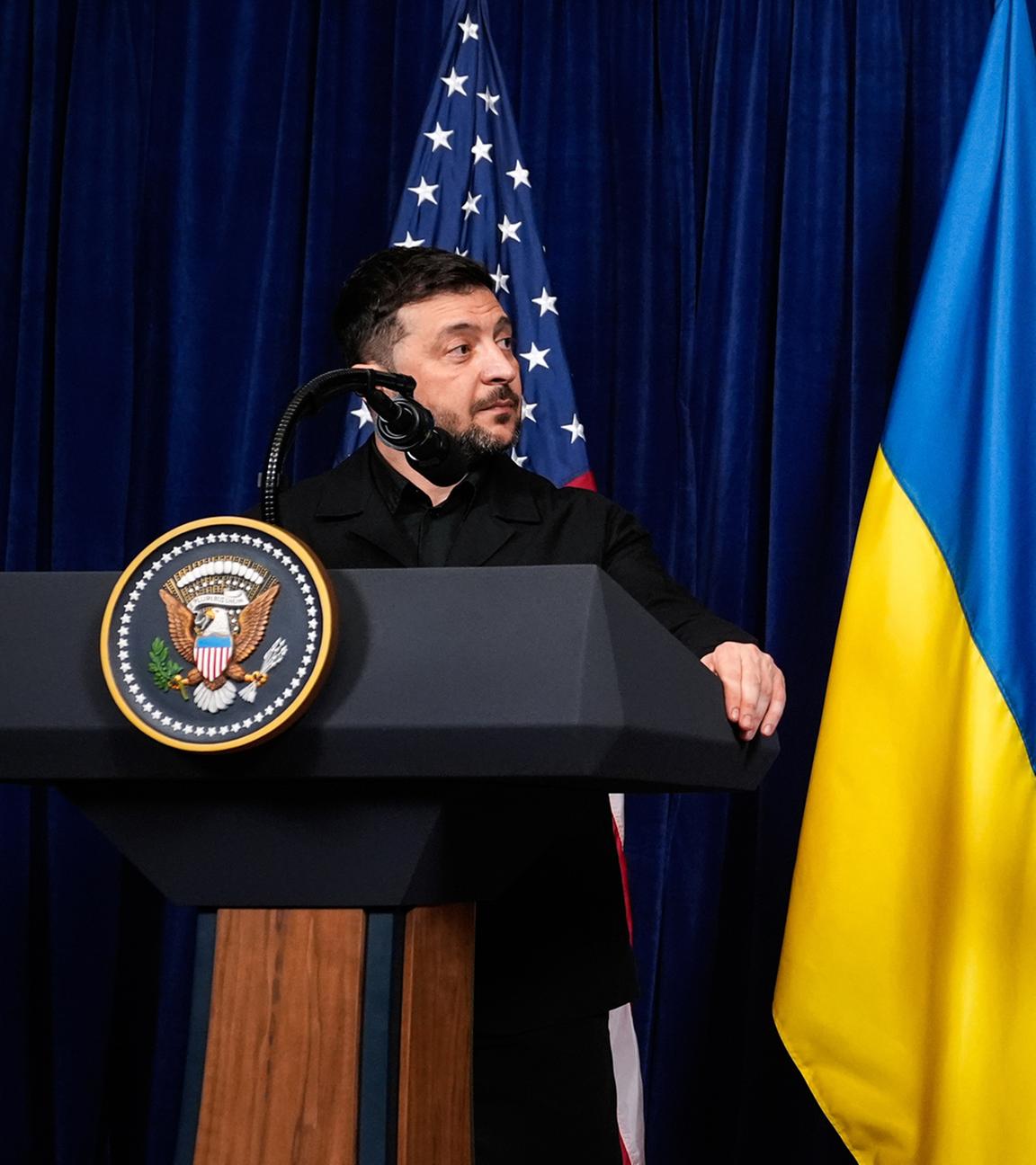 US-Präsident Donald Trump (r) und Wolodymyr Selenskyj (l), Präsident der Ukraine, sprechen auf einer gemeinsamen Pressekonferenz nach einem Treffen in Trumps Club Mar-a-Lago, Florida, am 28.12.2025.