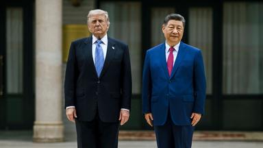 Der chinesische Präsident Xi Jinping (rechts) posiert gemeinsam mit US-Präsident Donald Trump im Gästehaus Zhongnanhai und dessen Gärten am 15.05.2026 in Peking, China. 