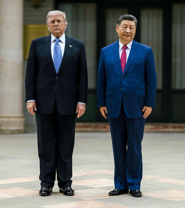 Der chinesische Präsident Xi Jinping (rechts) posiert gemeinsam mit US-Präsident Donald Trump im Gästehaus Zhongnanhai und dessen Gärten am 15.05.2026 in Peking, China. 
