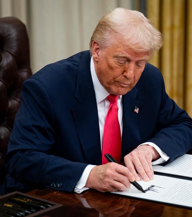 Donald Trump beim unterzeichnen von Verträgen