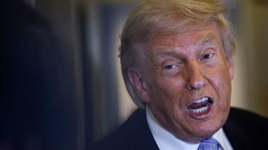 US-Präsident Trump gibt ein Pressestatement während seines Rückflugs von China in die USA