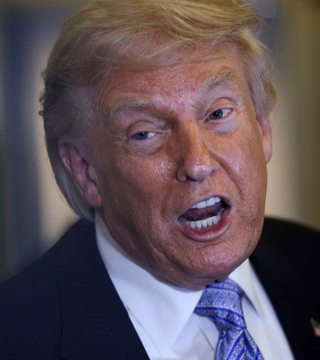 US-Präsident Trump gibt ein Pressestatement während seines Rückflugs von China in die USA