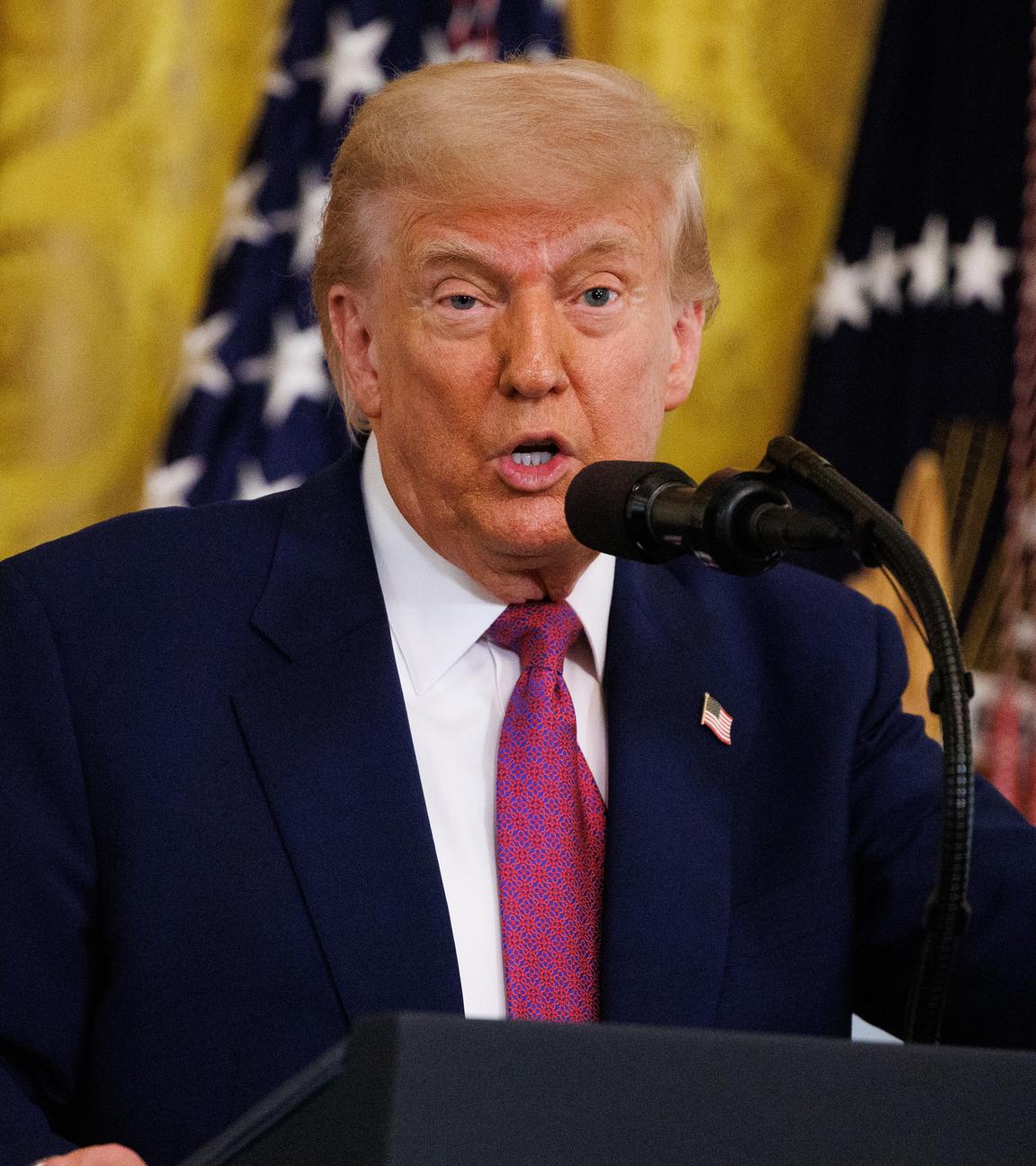 Donald Trump unterzeichnet mehrere Beschlüsse in Washington.