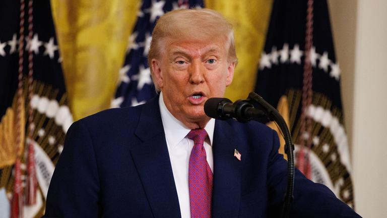 Donald Trump unterzeichnet mehrere Beschlüsse in Washington.