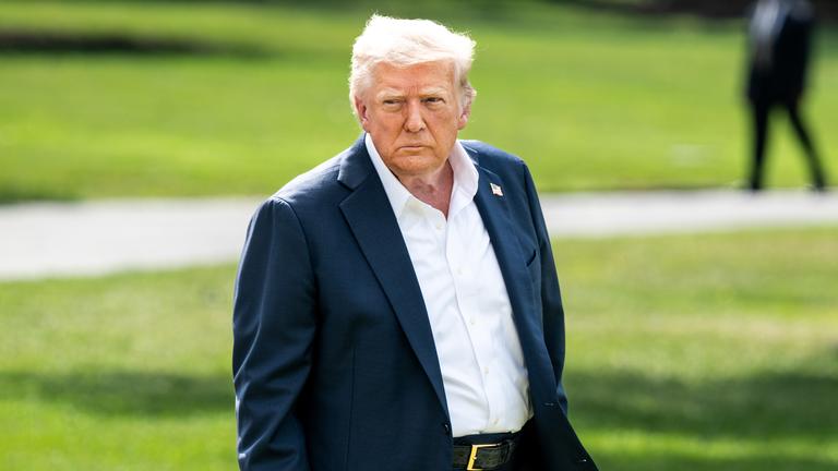 Präsident Donald Trump verlässt das Weiße Haus in Washington.