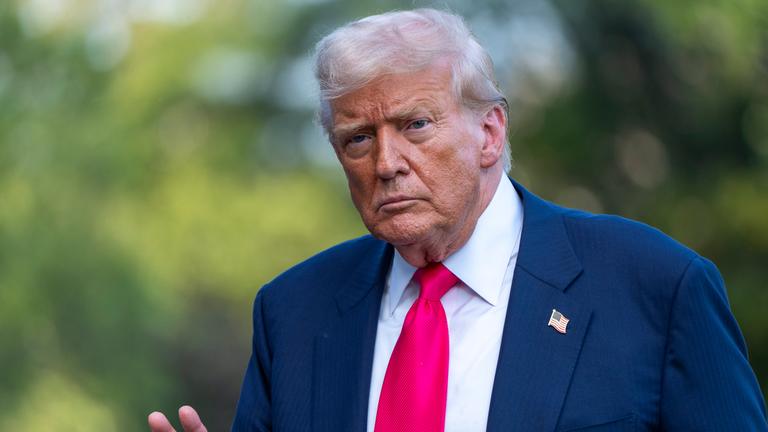 Donald Trump kommt am Weißen Haus an.