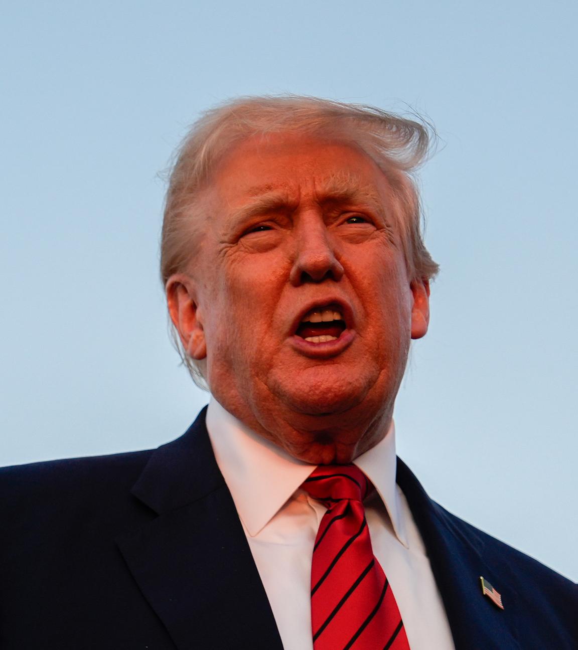 Donald Trump spricht vor Reportern.