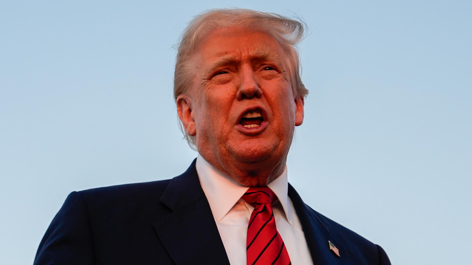 Donald Trump spricht vor Reportern.