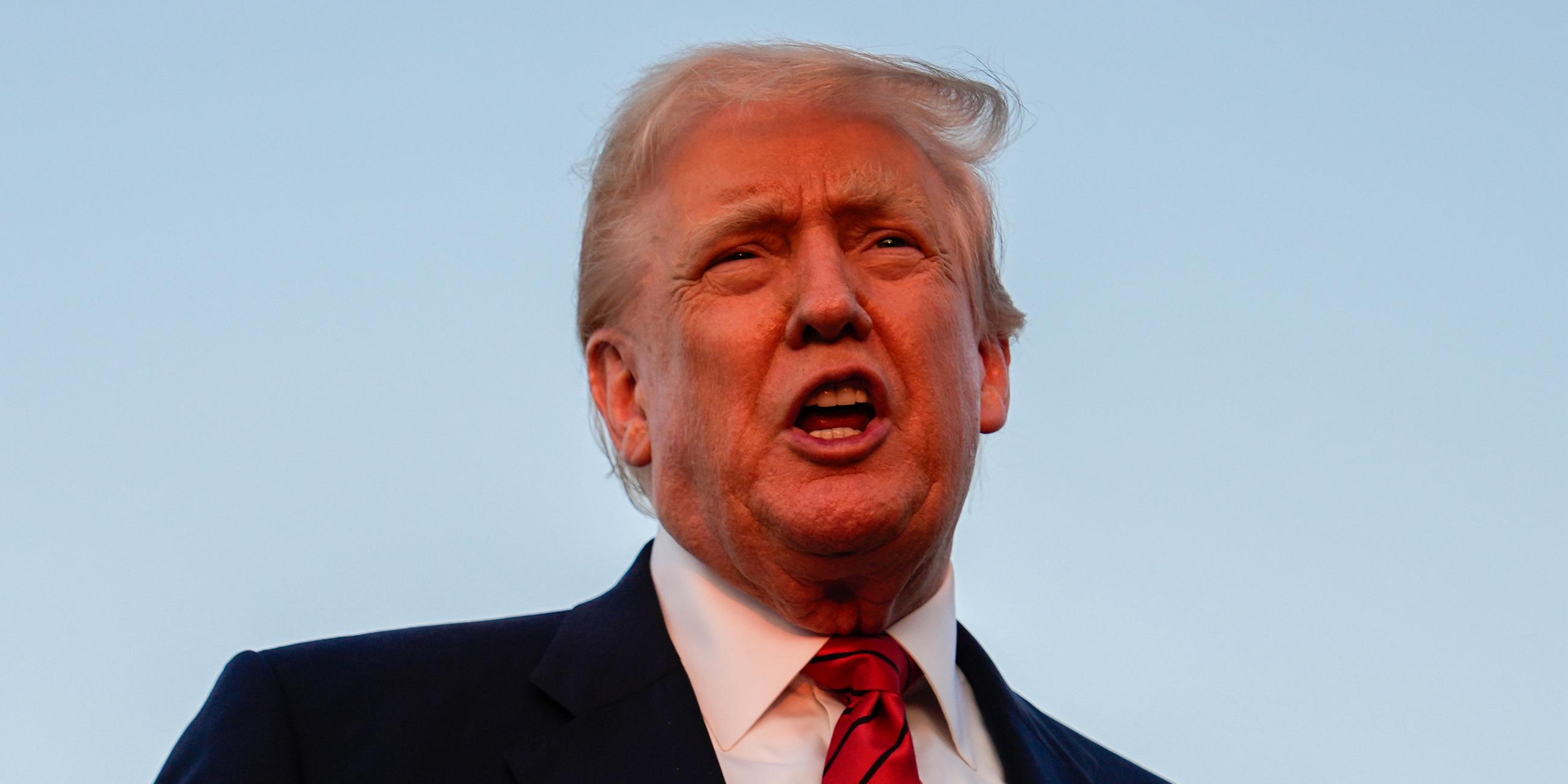 Donald Trump spricht vor Reportern.