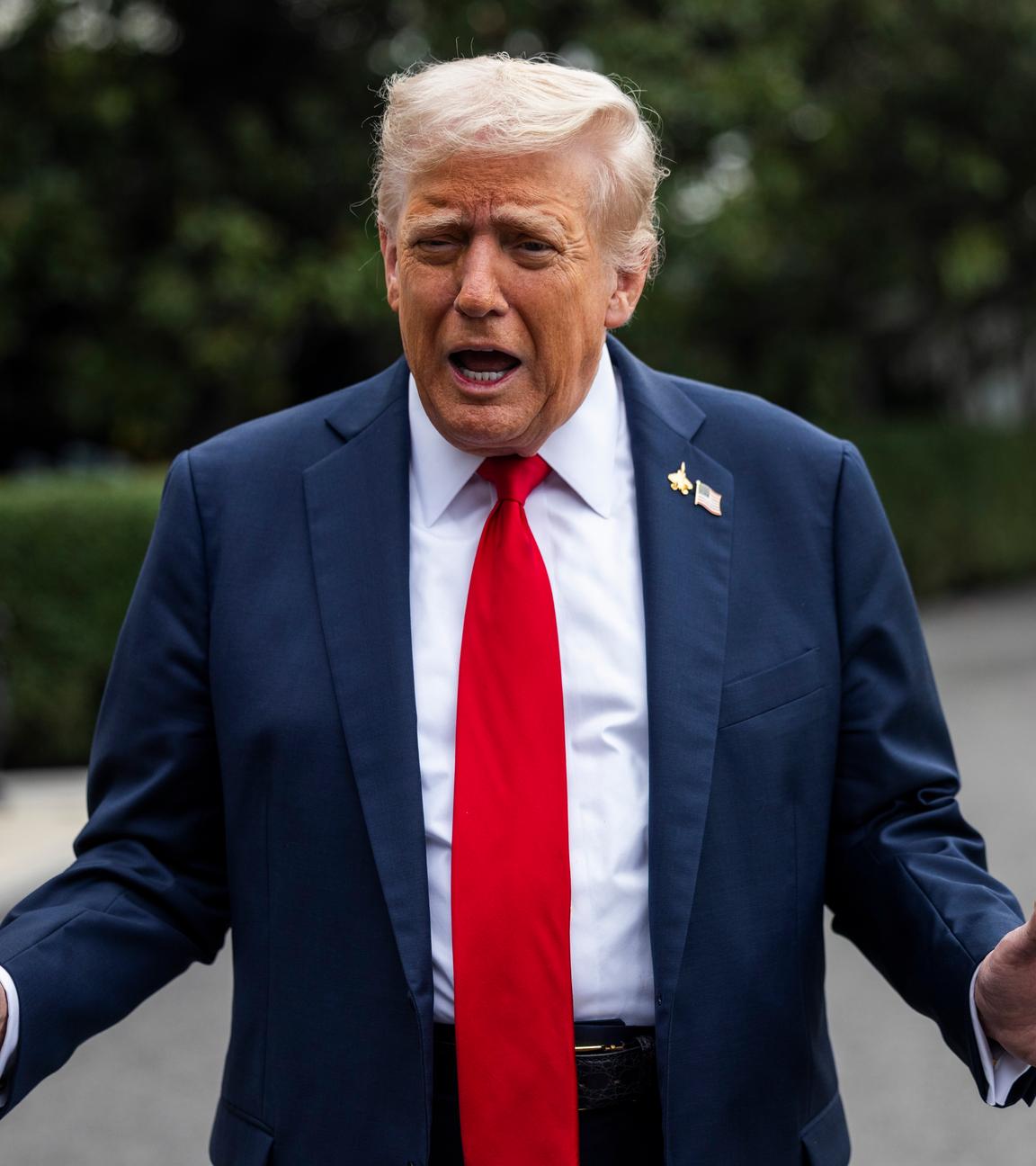 US-Präsident Donald Trump spricht mit Reportern.
