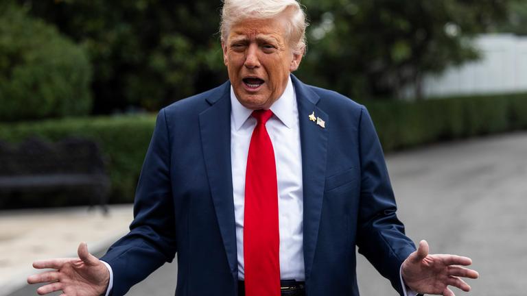 US-Präsident Donald Trump spricht mit Reportern.