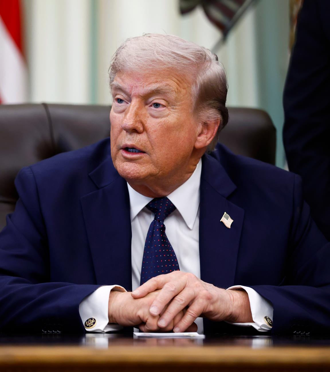 US-Präsident Donald Trump spricht im Oval Office im Weißen Haus zu den Medien.