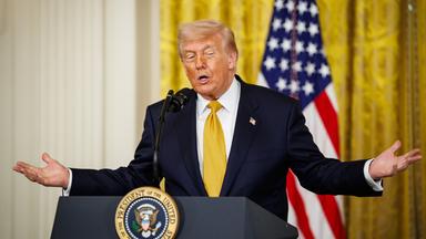 US-Präsident Donald Trump hebt beide Arme bei einer Rede.