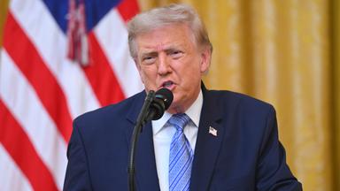 Donald Trump hält im East Room des Weißen Hauses in Washington eine Ansprache an die Nation.
