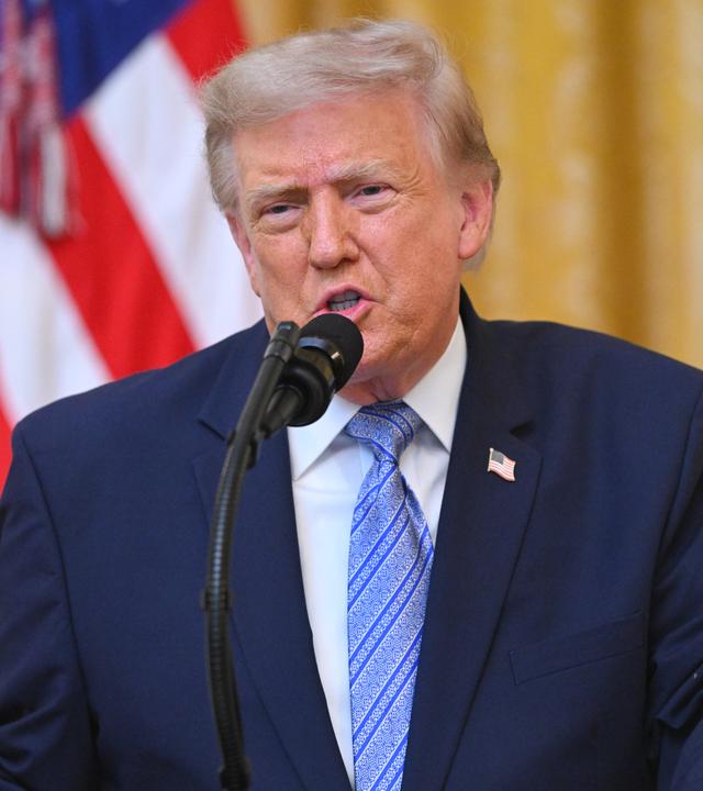 Donald Trump hält im East Room des Weißen Hauses in Washington eine Ansprache an die Nation.