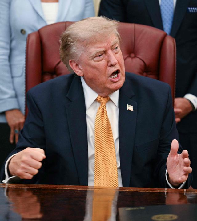 US-Präsident Donald Trump spricht, nachdem er im Oval Office des Weißen Hauses eine Exekutivanordnung unterzeichnet hat.
