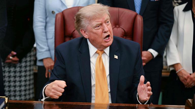 US-Präsident Donald Trump spricht, nachdem er im Oval Office des Weißen Hauses eine Exekutivanordnung unterzeichnet hat.