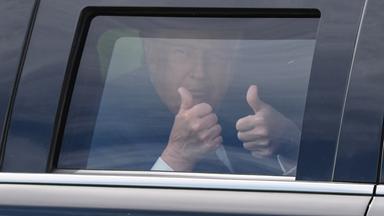 US-Präsident Donald Trump fährt in der Präsidentenlimousine.