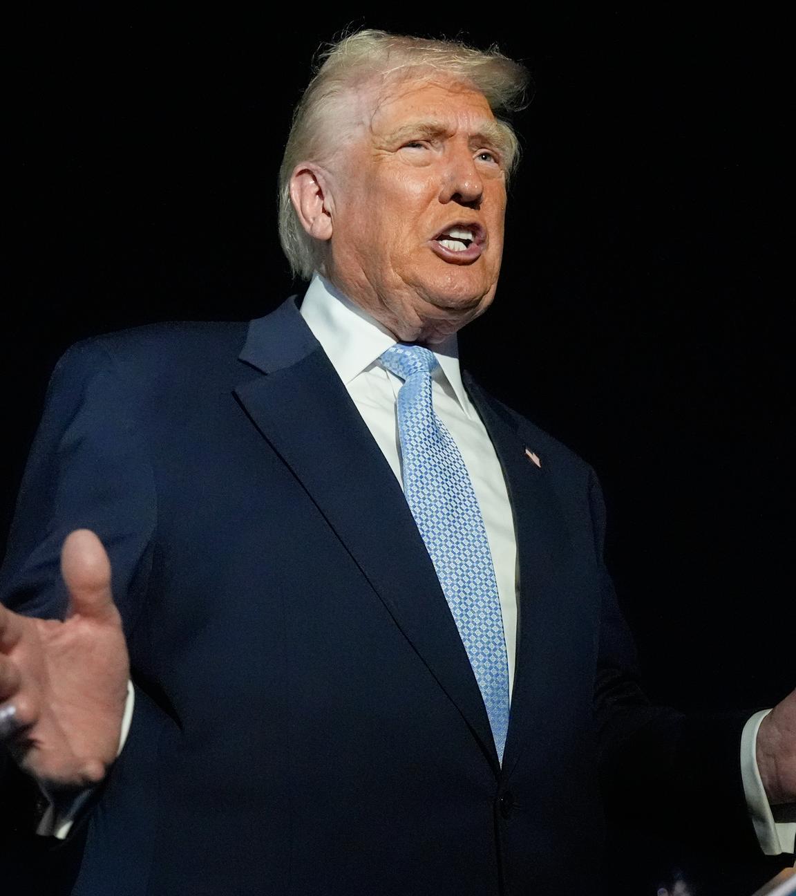 US-Präsident Donald Trump spricht mit Reportern, bevor er am Palm Beach International Airport in West Palm Beach, Florida, in die Air Force One steigt