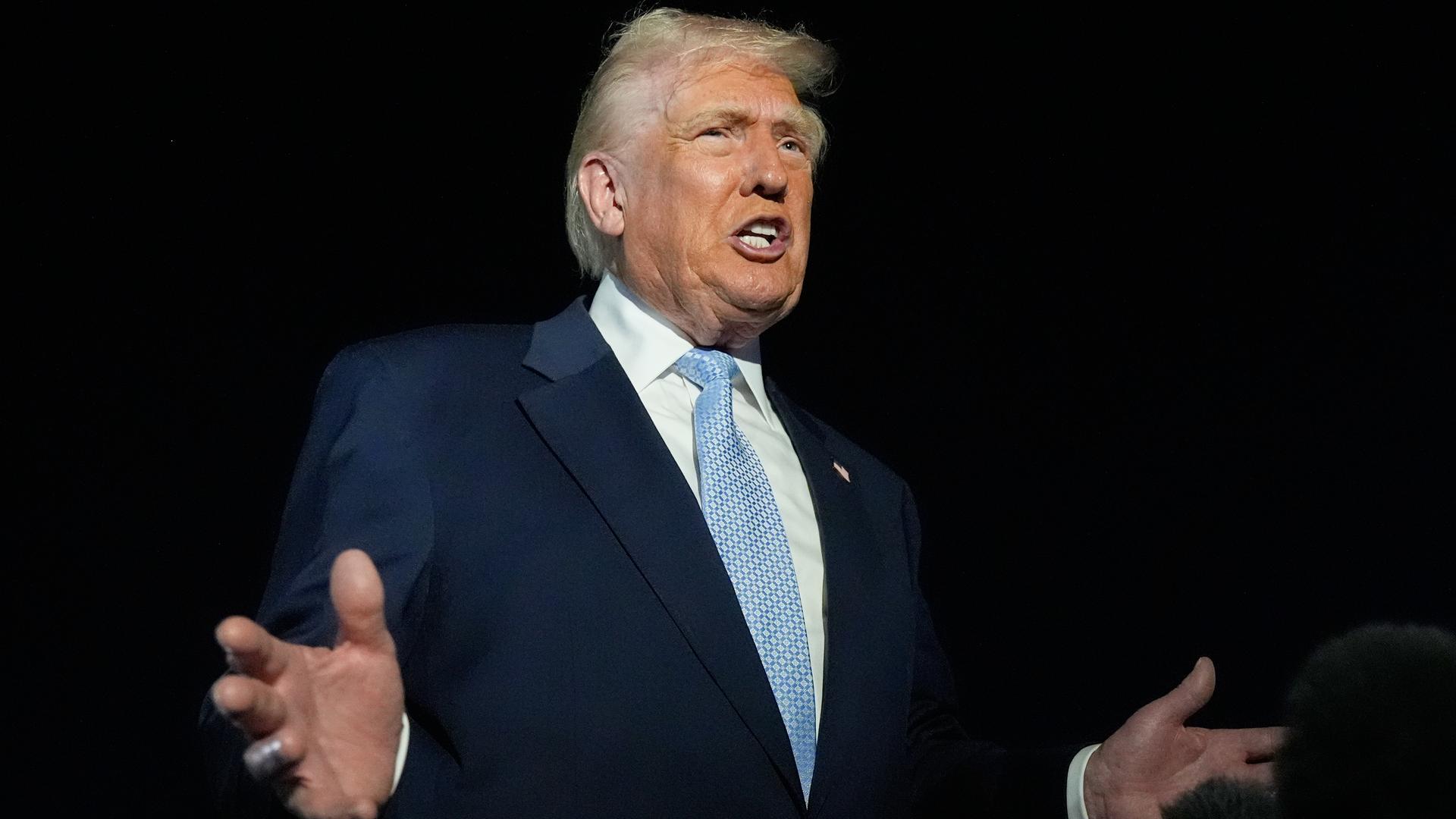 US-Präsident Donald Trump spricht mit Reportern, bevor er am Palm Beach International Airport in West Palm Beach, Florida, in die Air Force One steigt