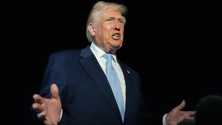 US-Präsident Donald Trump spricht mit Reportern, bevor er am Palm Beach International Airport in West Palm Beach, Florida, in die Air Force One steigt