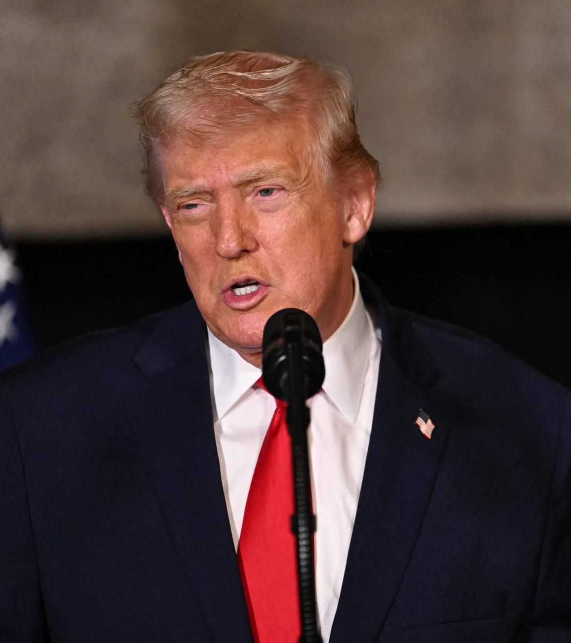 Donald Trump hält eine Rede.