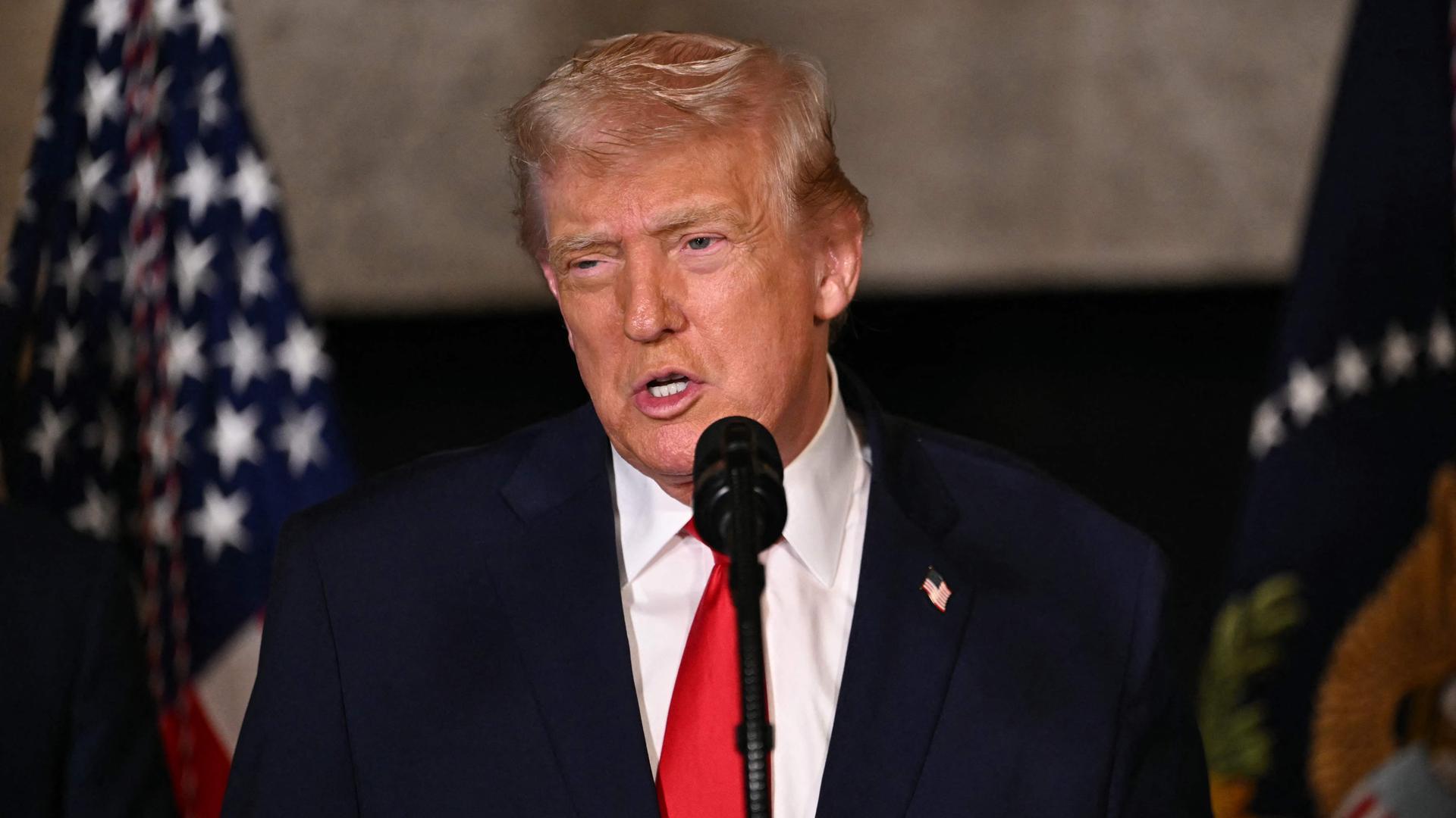 Donald Trump hält eine Rede.