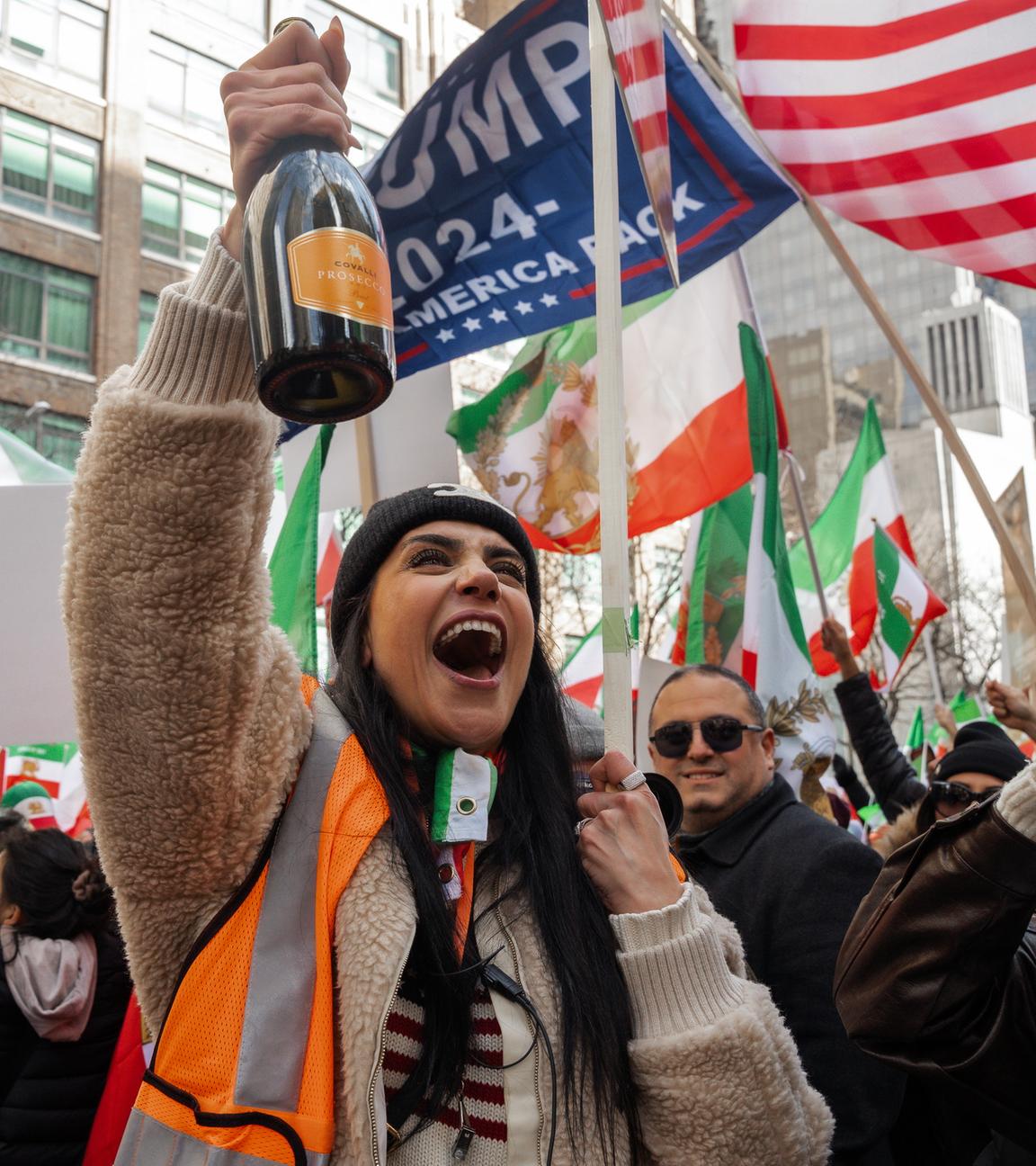 In New York zeigen Tausende ihre Unterstützung für den US-Militäreinsatz.